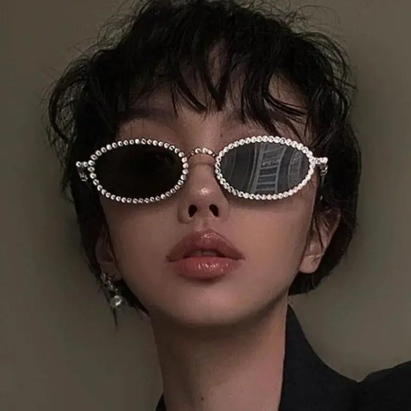 Fashion New Cool Female Full Diamond Oval Frame Sunglasses Female Girls Metal Temple Lady Wear Sun Glasses for Women Girls